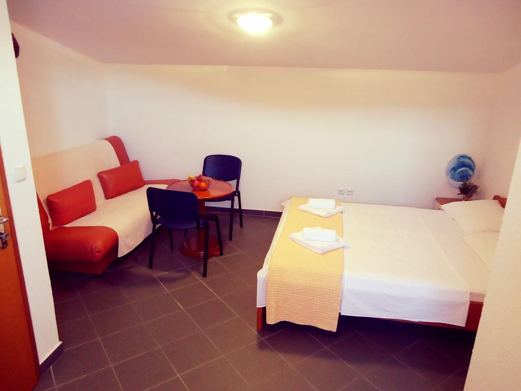 Apartments Loncar Drvenik Veli Zimmer foto